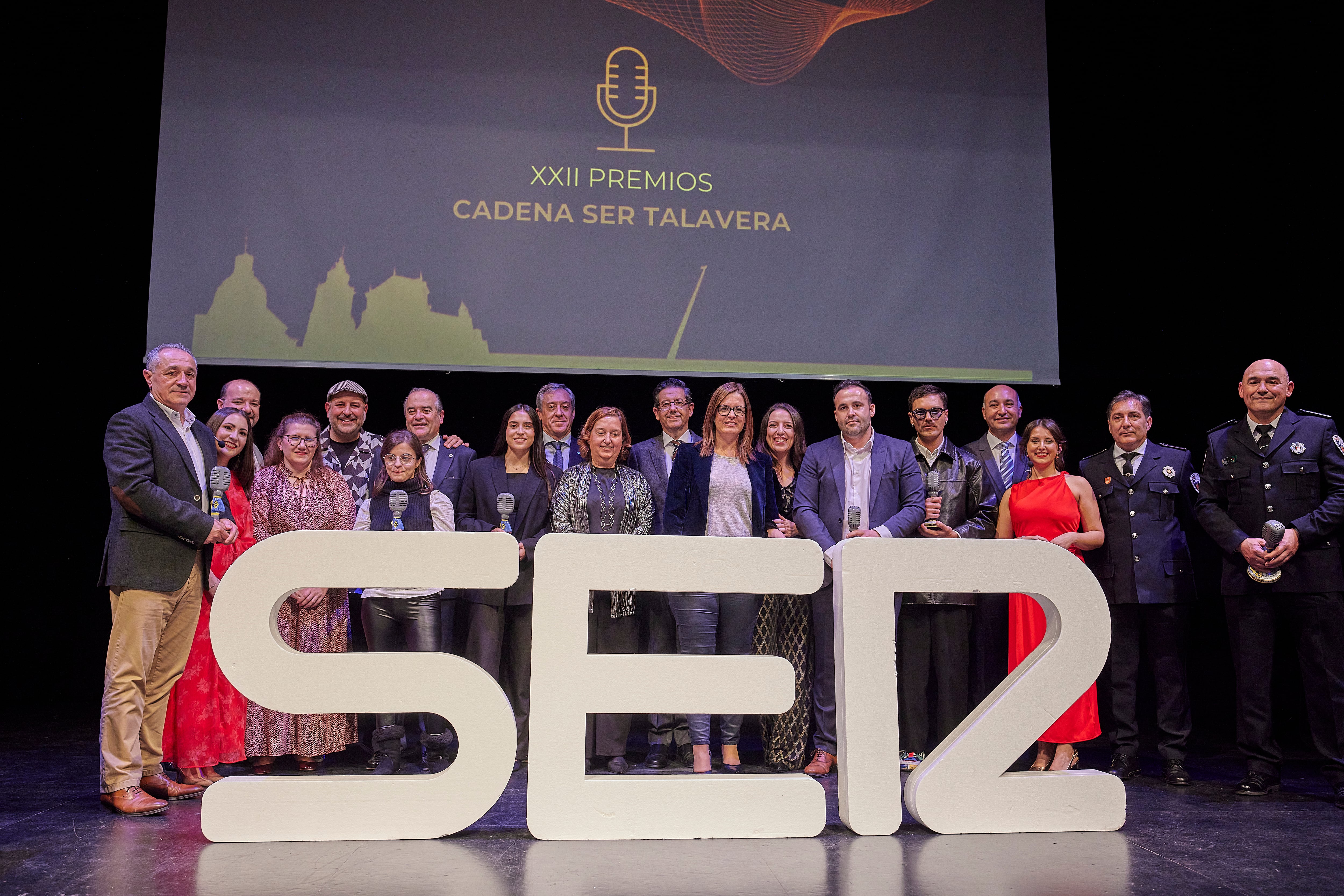 Foto familia durante la 22º gala anual de SER Talavera 2024. Foto: Cadena Ser / Manu Reino