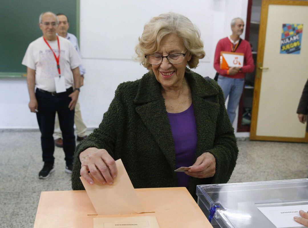 La alcaldesa de Madrid, Manuela Carmena, deposita su voto en las elecciones generales 