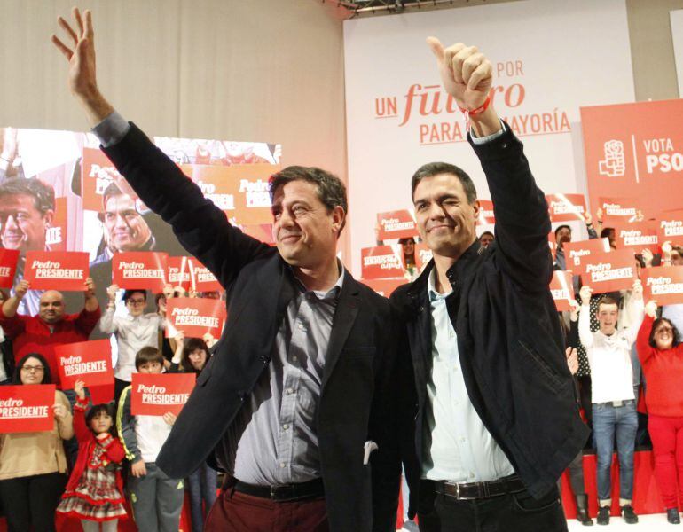 El secretario general del PSOE y candidato a la Presidencia del Gobierno, Pedro Sánchez, saluda a su llegada al mitin celebrado en A Coruña en el que ha intervenido junto a Besteiro