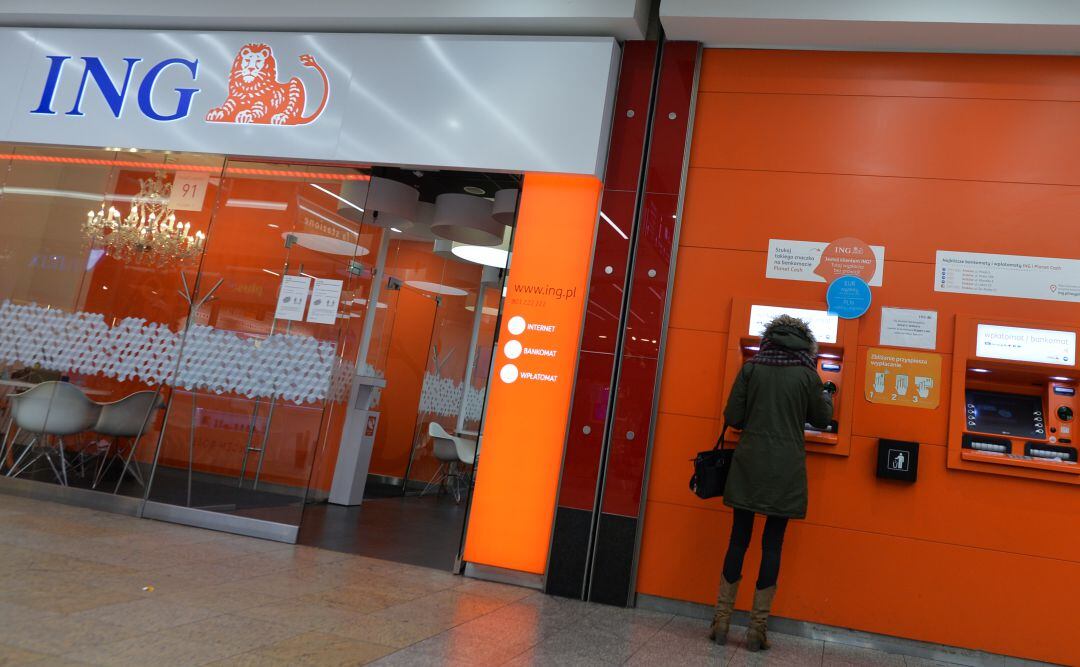 Una persona saca dinero en un cajero de ING.