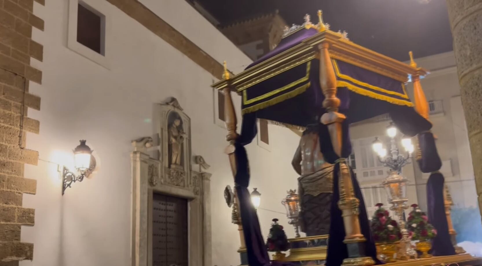 El Señor de la Humildad y Paciencia sobre su templete. Foto Archivo Radio Cádiz.