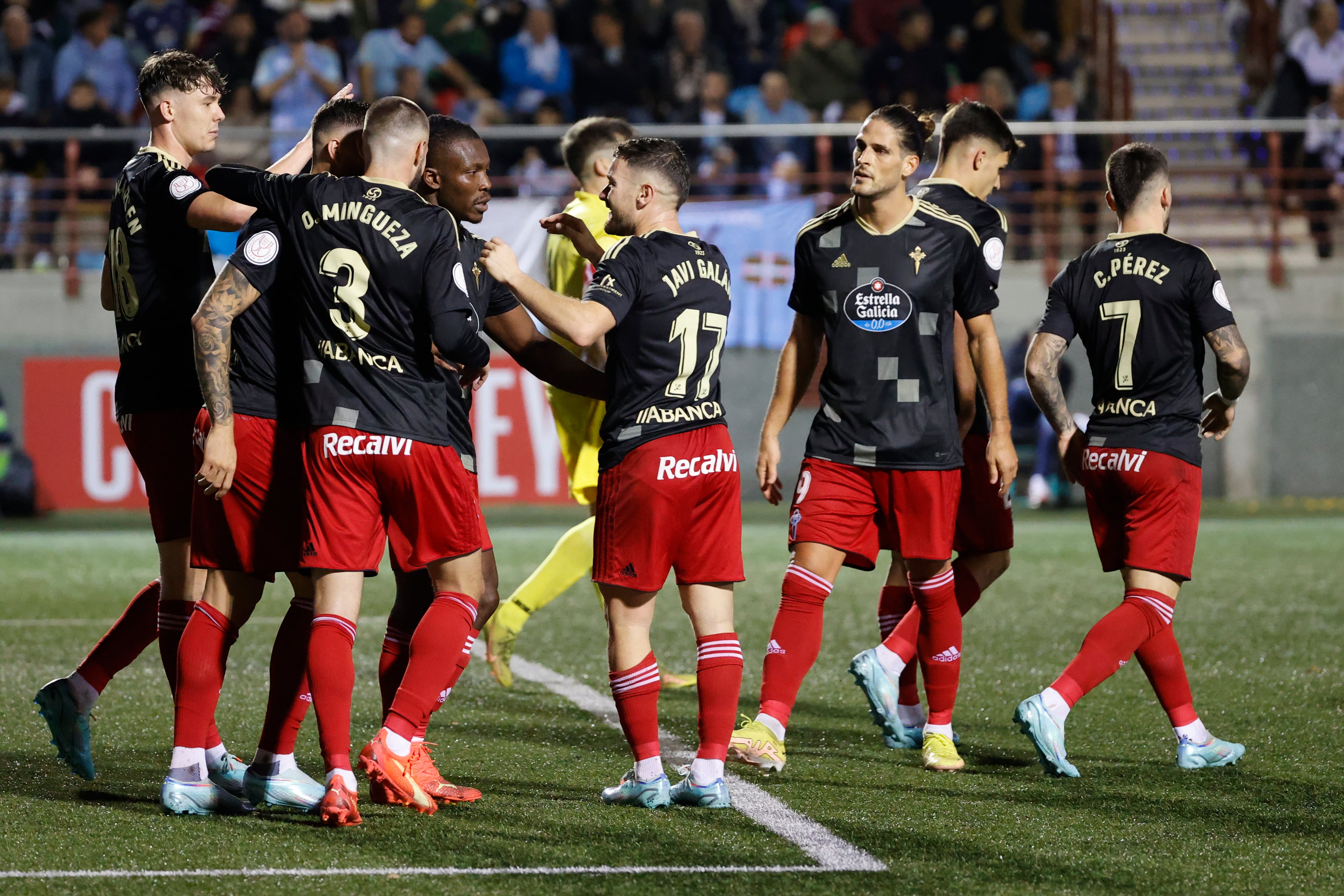 Los jugadores del Celta celebran un gol ante el Gernika durante el partido de la segunda ronda de la Copa del Rey de fútbol que se disputa este jueves en el estadio Urbieta. EFE/ Luis Tejido