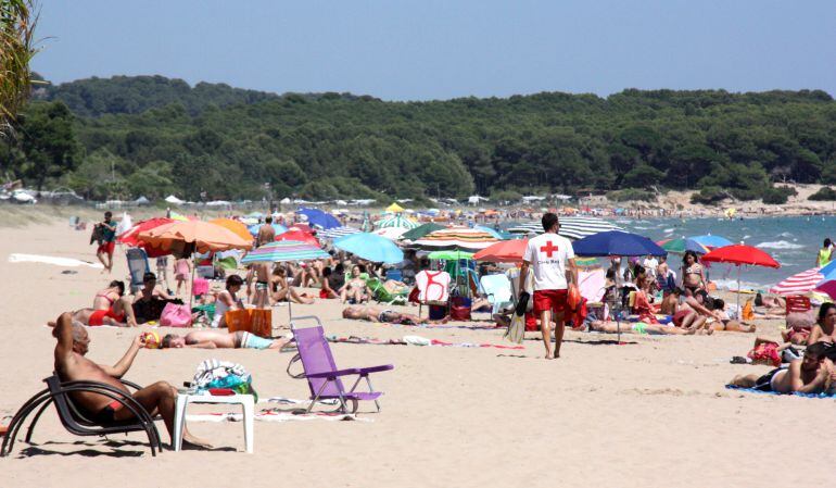 Un socorrista de la Creu Roja efectua tasques de vigilància a una platja tarragonina. 
