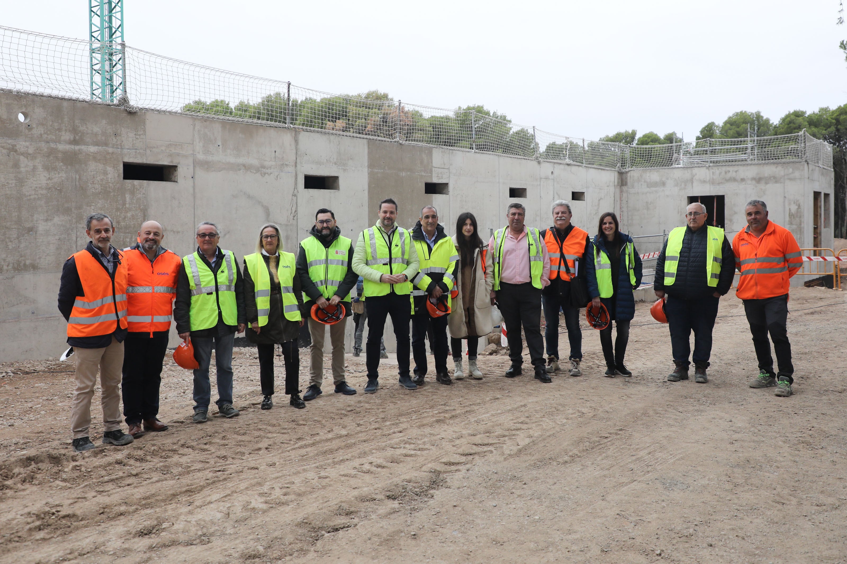 El consejero Chivite y el alcalde Toquero, en el centro, acompañados por algunos de los y las asistentes a la visita