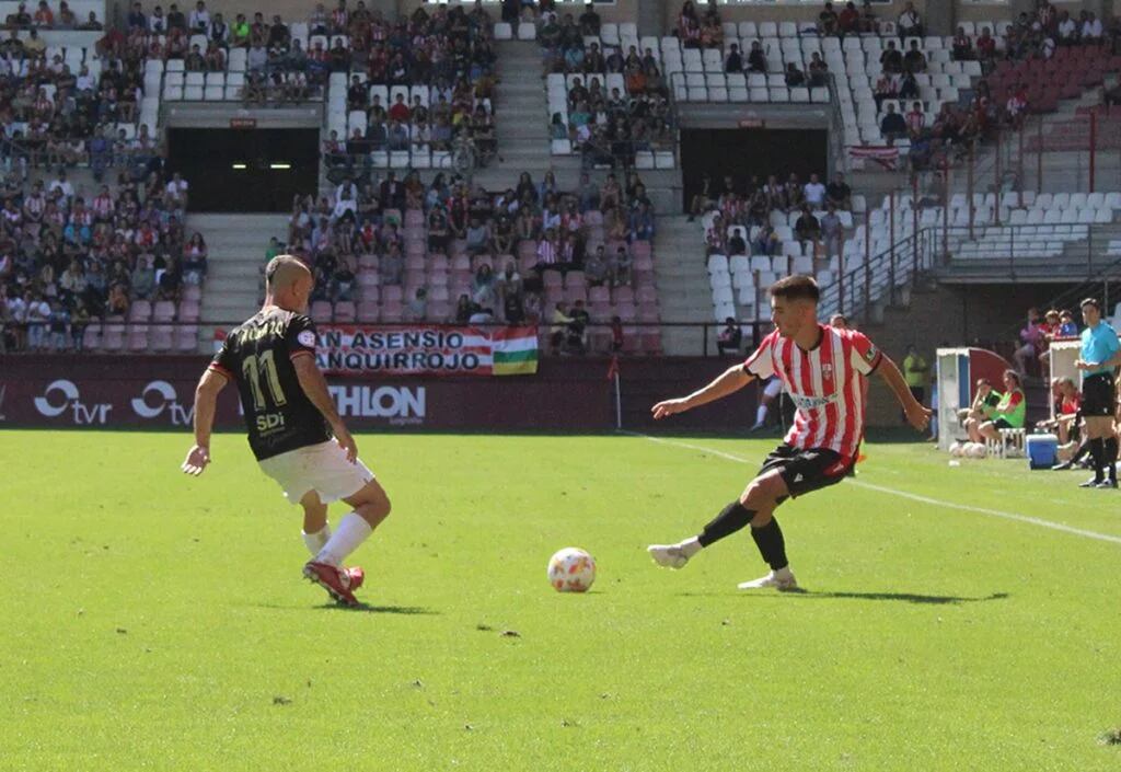 Mikel Kortazar y Jon Madrazo, durante el derbi liguero de la pasada temporada / UD Logroñés