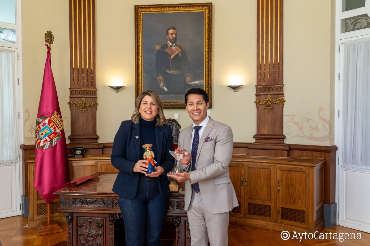 Noelia Arroyo junto al cónsul de Ecuador