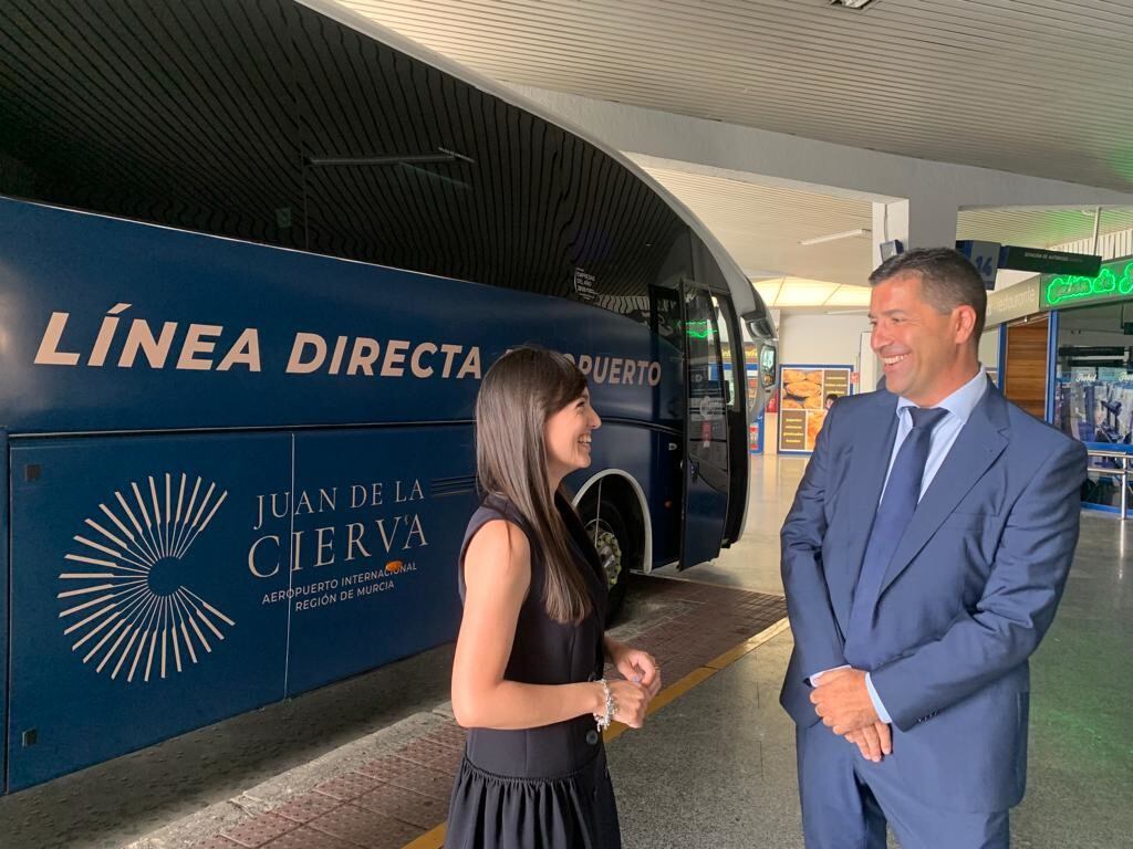 El Aereopuerto Juan de la Cierva estará conectado por autobús con Murcia y Cartagena