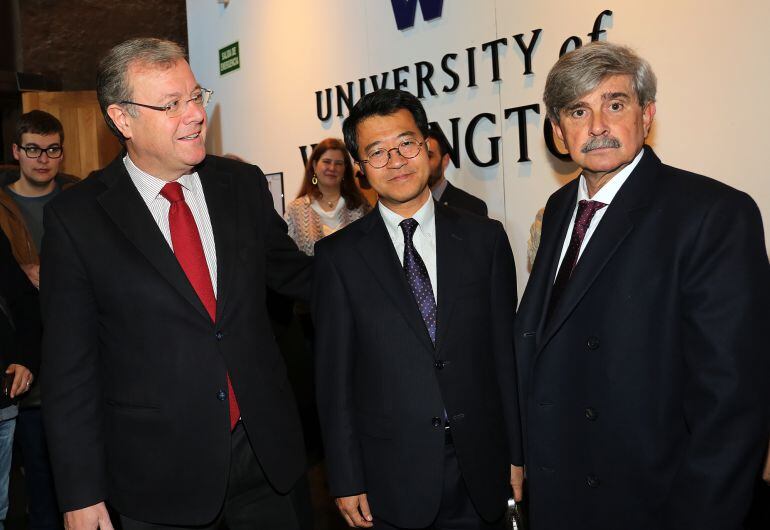 El emabajador de Japón en España flanqueado por el alcalde y el Rector