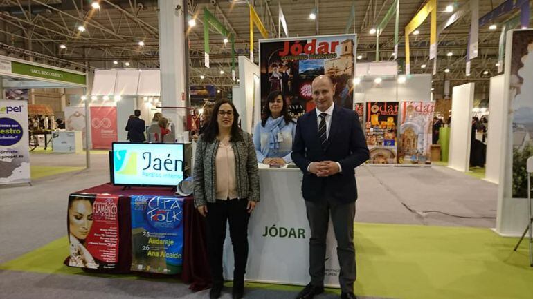 El alcalde de Jódar, José LUis HIdalgo y la concejala de Cultura, Festejos y Turismo, Paqui Marcos, ante el stand de Jódar, mometnos antes delinicio de la Feria