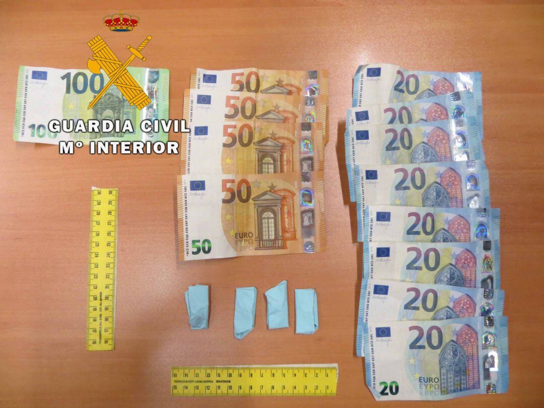 En la foto lo incautado por al Guardia Civil al presunto traficante