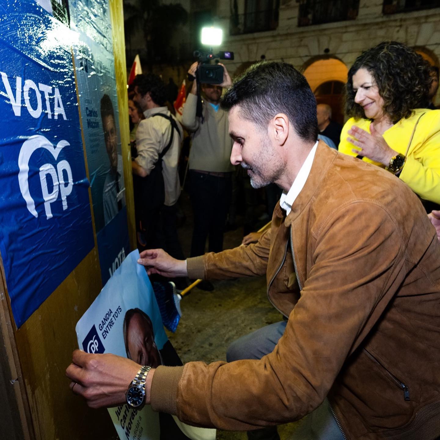 Ximo Mas durante la pegada de carteles en Gandia en campaña electoral.