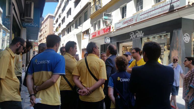 El alcalde de Algeciras escucha a los trabajadores de Correos