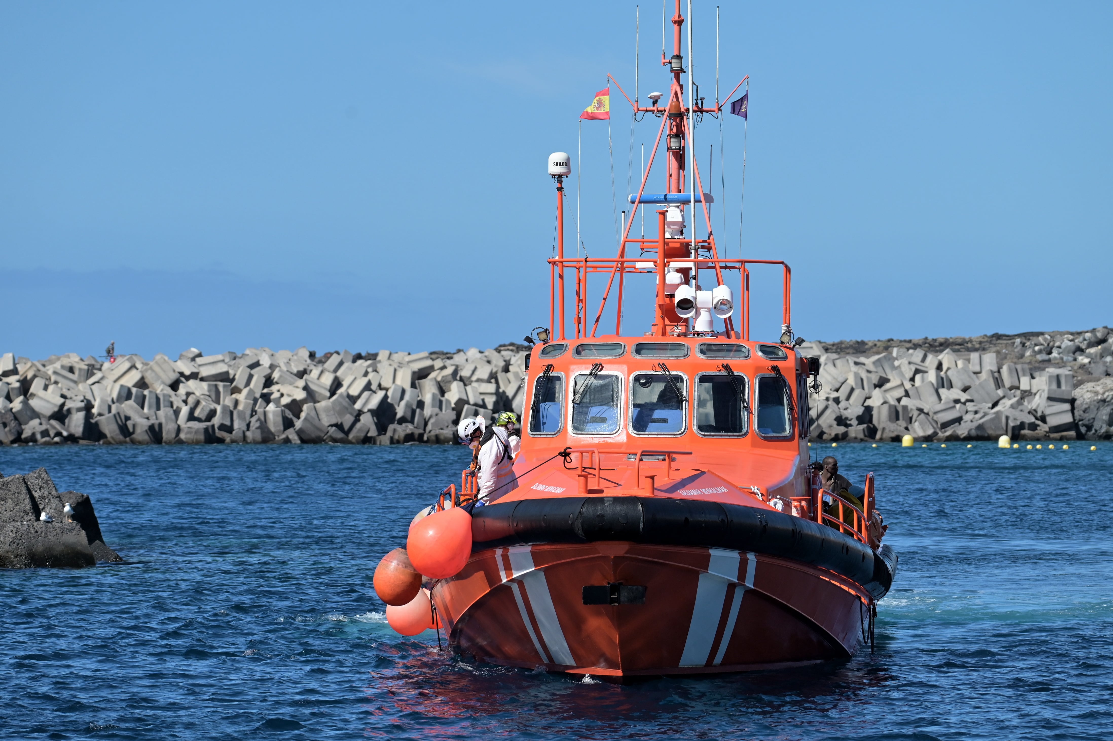 GRAFCAN4780. LA RESTINGA (EL HIERRO) (ESPAÑA), 30/09/2024.- Dos cayucos con un total de 112 personas han llegado este lunes por la mañana al puerto de La Restinga, en El Hierro, uno con 77 ocupantes y otro con 35. En la imagen, la Salvamar Menkalinan, de Salvamento Marítimo, llega al muelle con el grupo de 35 personas. EFE/ Gelmert Finol
