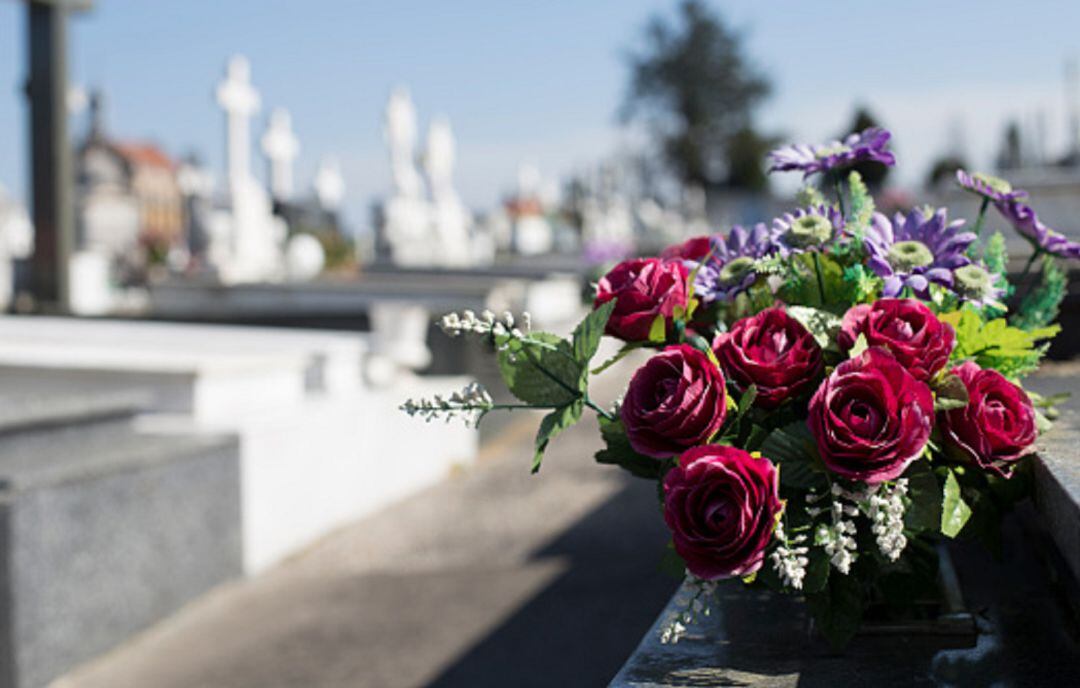 Ramo de flores en un cementerio