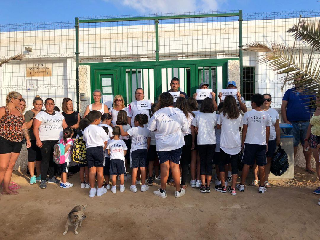Los alumnos del CEO Ignacio Aldecoa de La Graciosa, junto a sus padres, manifestándose a las puertas del centro.