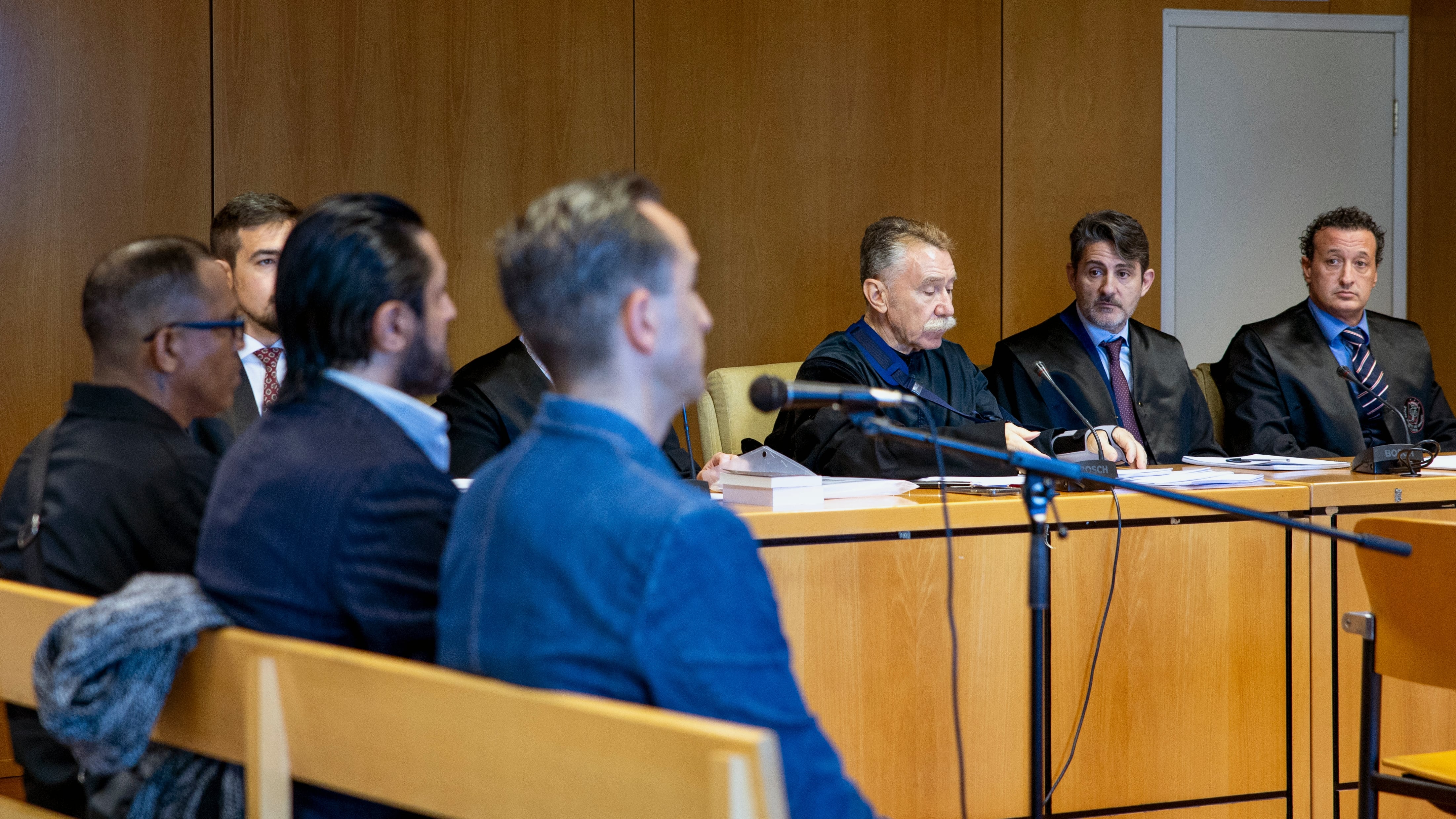 El bailaor Rafael Amargo (2i), el productor Eduardo de Santos (3i), el socio de Amargo, Miguel Ángel Batista (i), y el abogado de Amargo, Marcos García Montes (3d), en la Audiencia Provincial de Madrid, donde arranca el juicio contra los tres primeros por, presuntamente, integrar un grupo que traficaba con droga, fundamentalmente metanfetamina, que vendían desde el piso de Amargo.