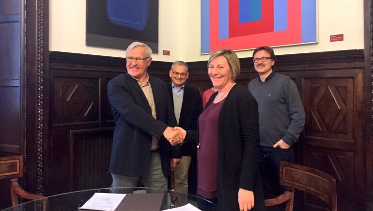 La consellera de Infraestructuras, María José Salvador, y el alcalde de Valencia, Joan Ribó, en su encuentro de este martes