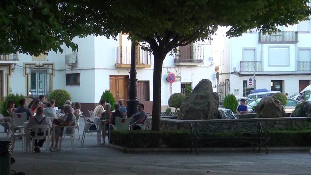 Imagen de personas en una terraza de un bar en Quesada