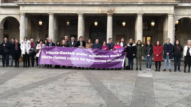 Concentración frente al Ayuntamiento de Vitoria en repulsa por una agresión sexual a una mujer