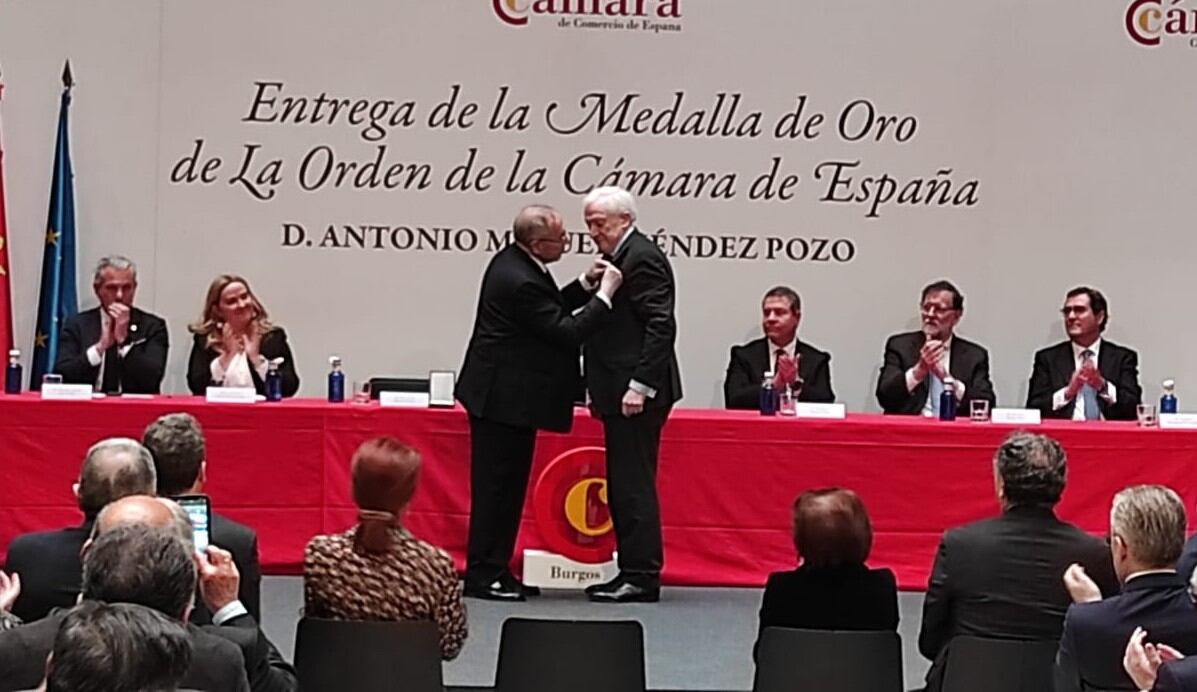 José Luis Bonet, presidente de la Cámara de España, impone la Medalla de Oro de la Orden de Cámaras a Antonio Miguel Méndez Pozo, presidente de la Cámara de Comercio de Burgos. / Foto: Radio Castilla