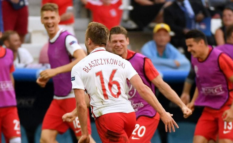 Kuba celebra el tanto de Polonia ante Ucrania.