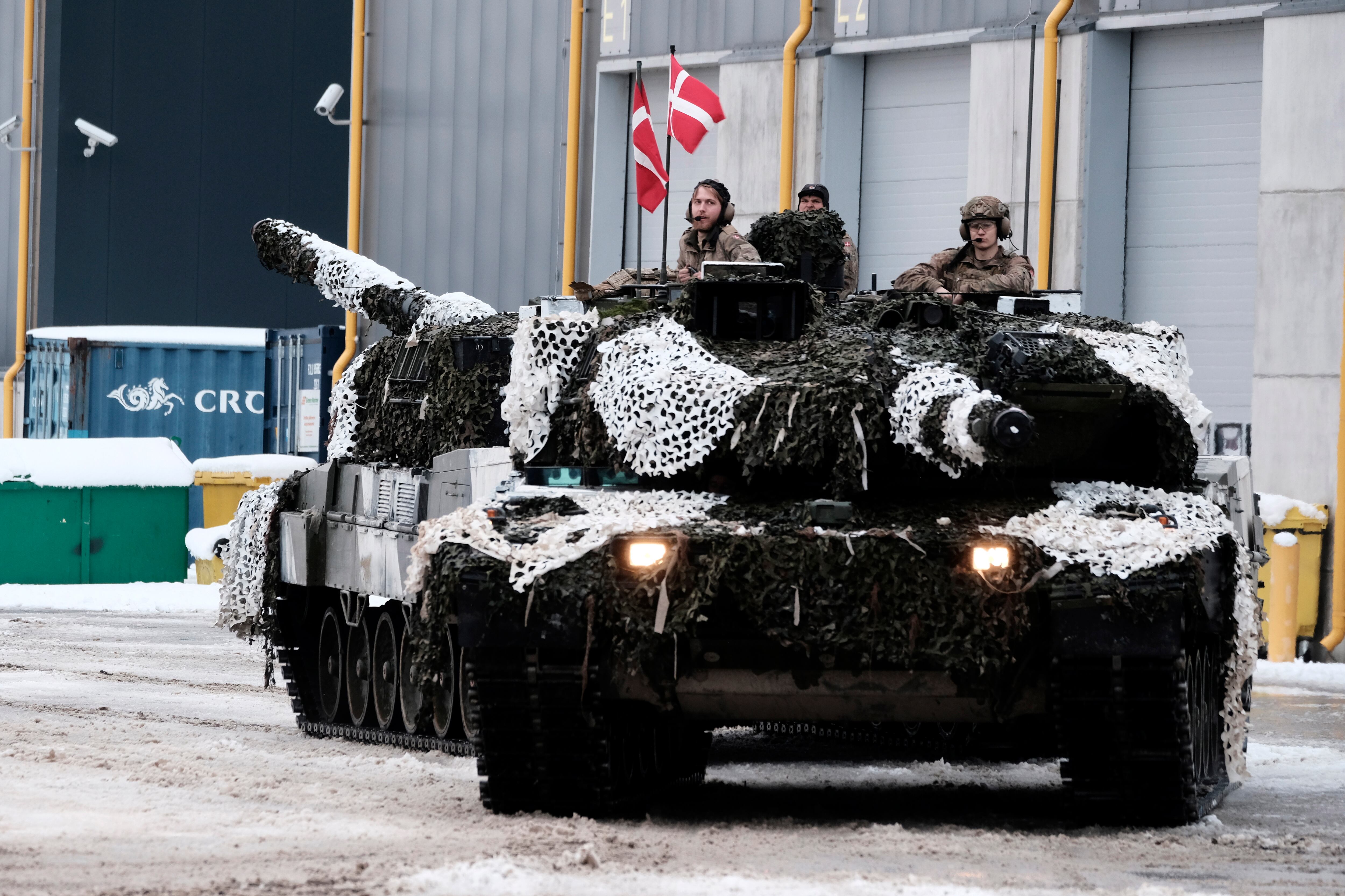 Militares daneses en tanques &#039;Leopard 2&#039;.