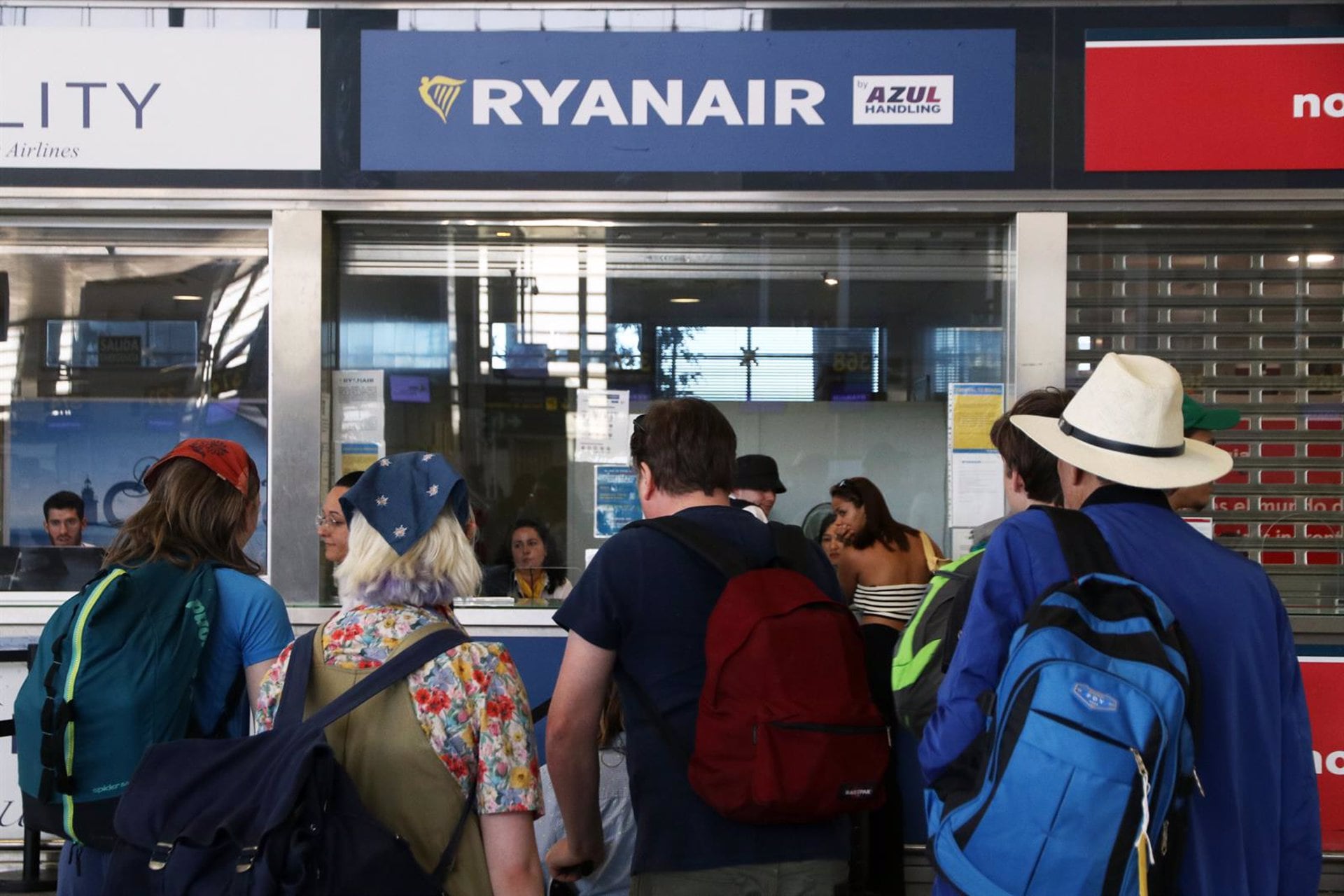 Varias personas se acercan a la ventanilla de Ryanair en el aeropuerto de Málaga durante la huelga de los TCP de este verano.