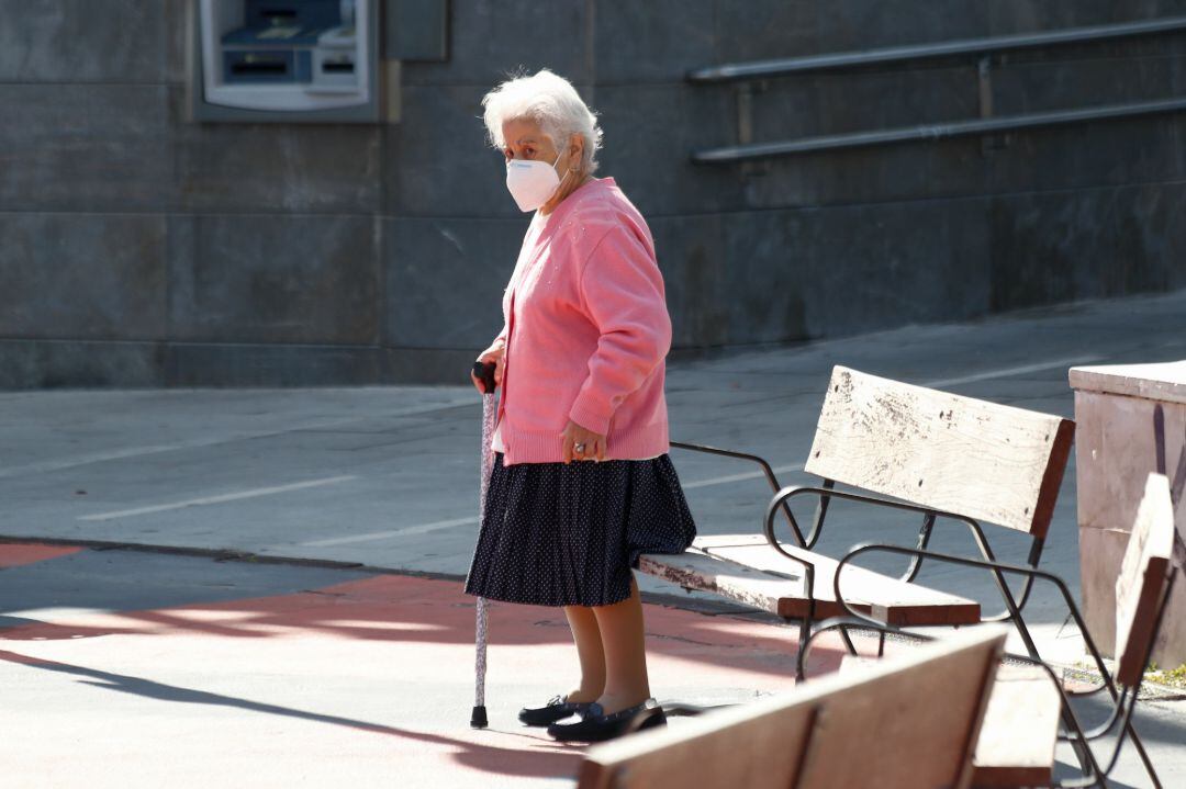 Una anciana camina por la calle, en una imagen de archivo