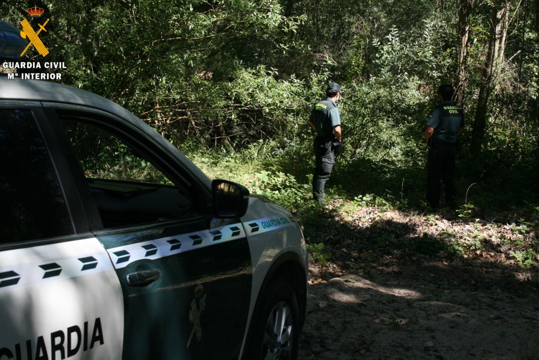 Agentes de la Guardia Civil durante la búsqueda del menor desaparecido