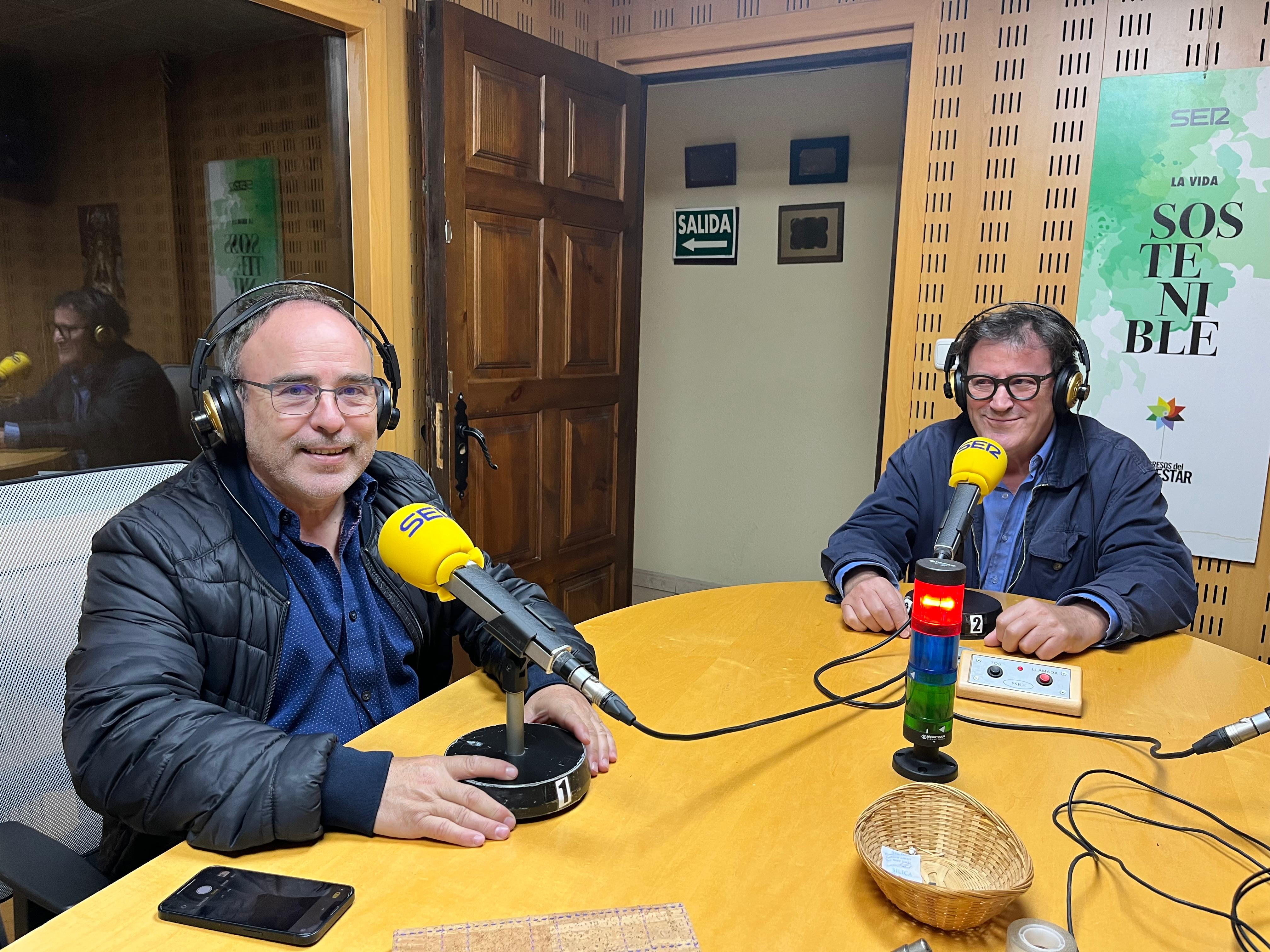 Francisco Martín y Nacho Serrano, del MSU norte de Extremadura, en los estudios de la Cadena SER