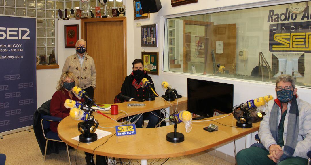 Ferran Mengual, Carol Ortiz, Germán Mollà y Paco Aznar, en el estudio de Radio Alcoy