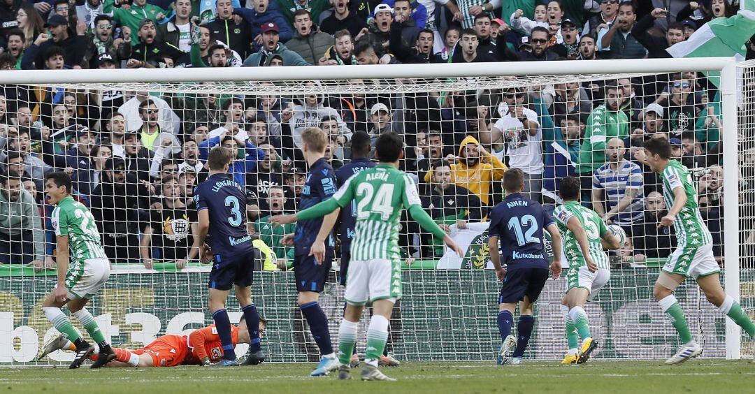 Los jugadores del Real Betis celebran el gol de Borja Iglesias ante la Real Sociedad, durante el partido de la duodécima jornada de LaLiga Santander, que se disputa este domingo en el estadio Benito Villamarín de Sevilla.