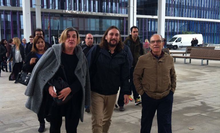 Pablo Hijar con miembros de Stop Desahucios llegando al Juzgado