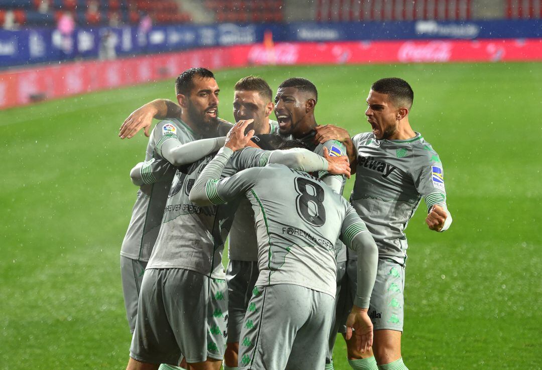 PAMPLONA, SPAIN - DECEMBER 06: Juan Miranda of Real Betis celebrates with team mates after scoring their sides second goal during the La Liga Santander match between C.A. Osasuna and Real Betis at Estadio El Sadar on December 06, 2020 in Pamplona, Spain. Sporting stadiums around Spain remain under strict restrictions due to the Coronavirus Pandemic as Government social distancing laws prohibit fans inside venues resulting in games being played behind closed doors. (Photo by Juan Manuel Serrano Arce Getty Images)