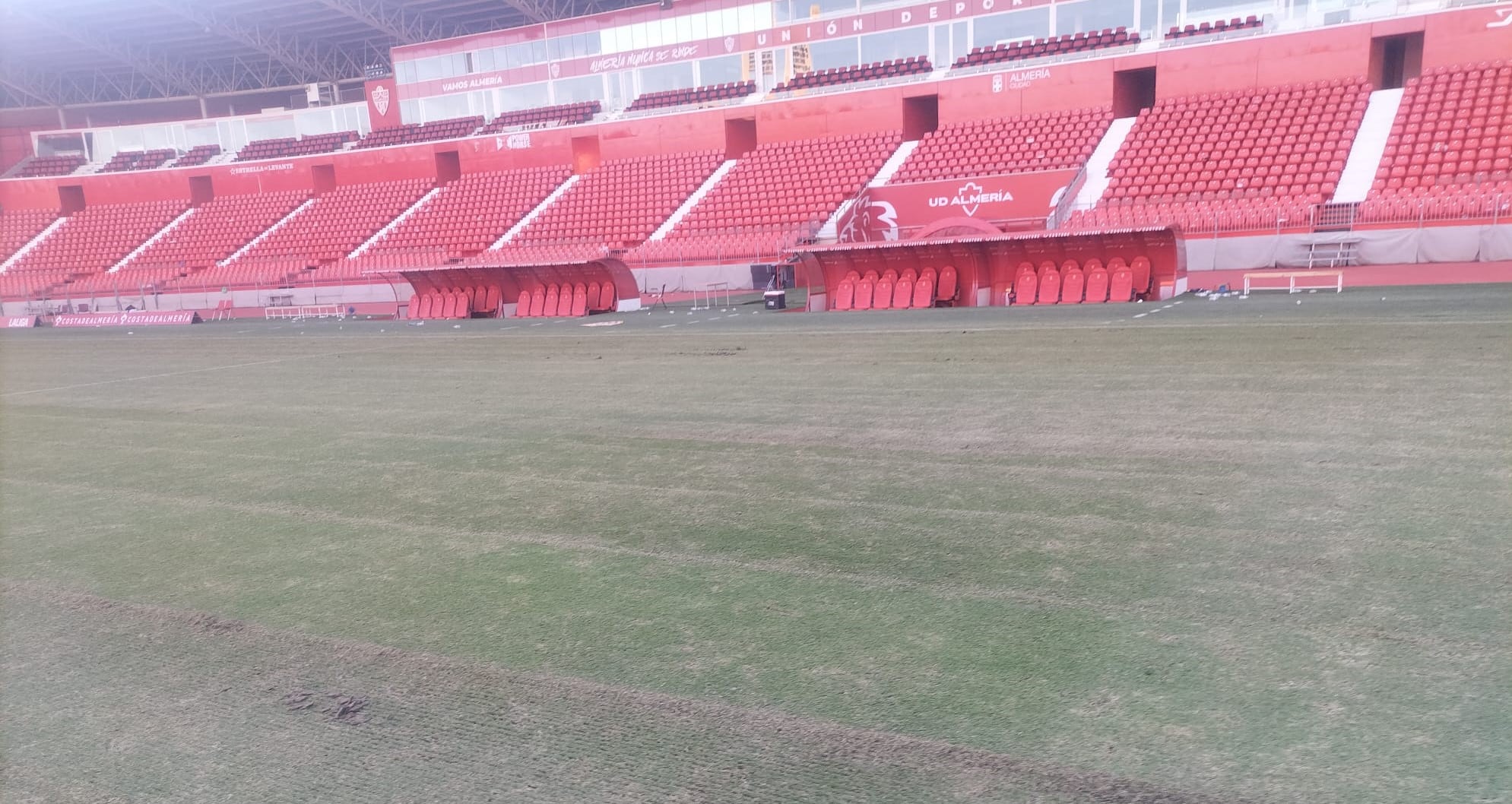 Así ha amanecido este lunes el césped del Estadio de los Juegos Mediterráneos.