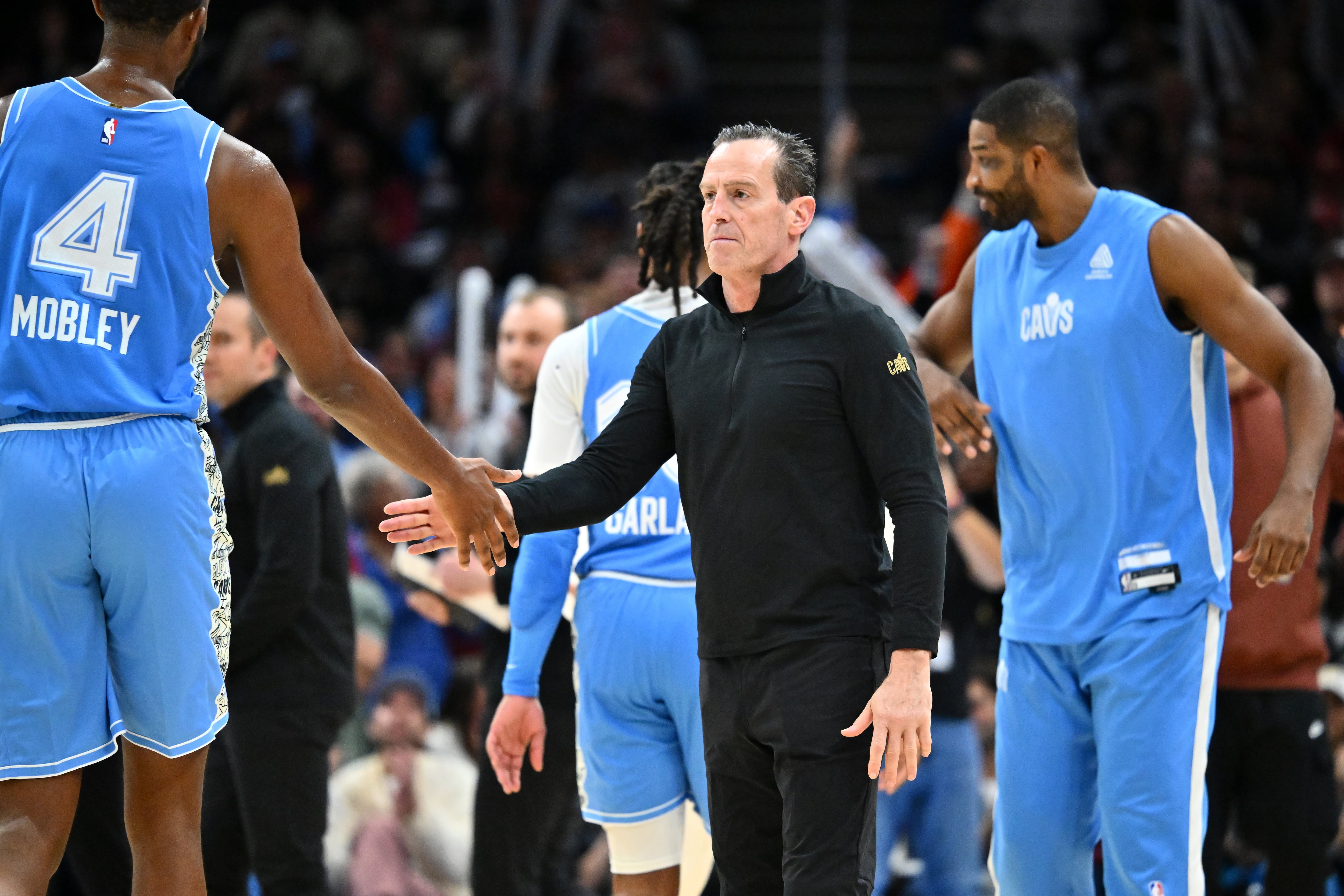 Evan Mobley celebra con Kenny Atkinson la victoria de Cleveland Cavaliers