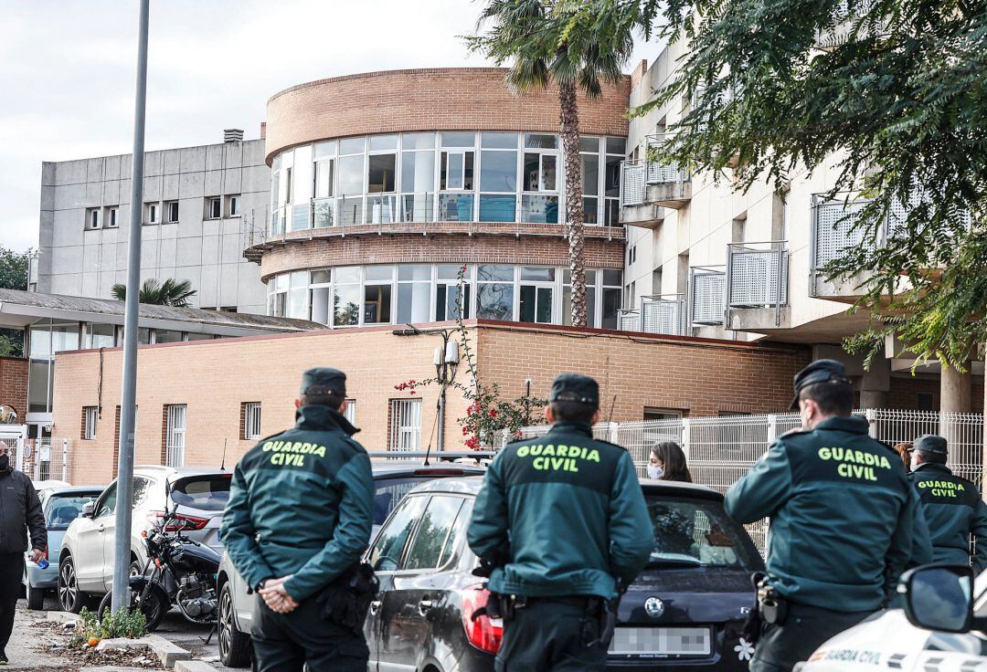 Varios agentes en las inmediaciones de la Residencia de la Tercera Edad de Moncada donde el miércoles se produjo un incendio en el que murieron seis personas. 