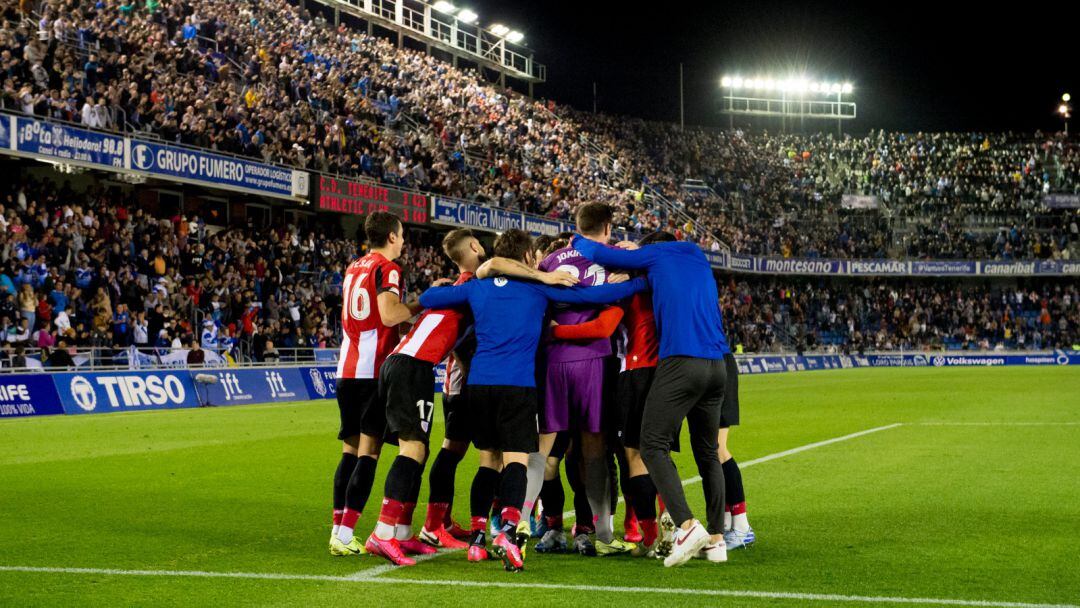 Los futbolistas del Athletic Club celebran el pase a cuartos de final.