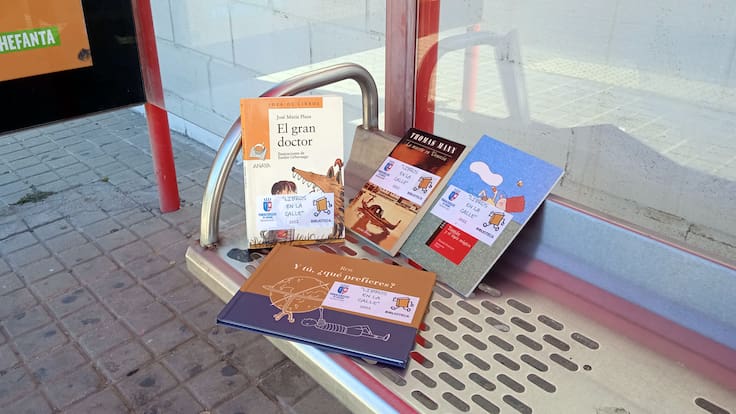 David Fernández, responsable de la Biblioteca Municipal de Paracuellos de Jarama, sobre la campaña "Libros en la calle"