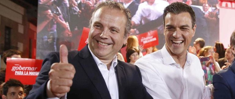 Antonio Miguel Carmona junto a Pedro Sánchez en un mitin de campaña