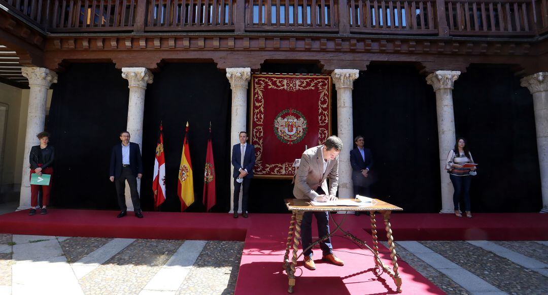 Conrado Íscar, presidente de la Diputación Provincial de Valladolid, junto a los grupos políticos de la institución