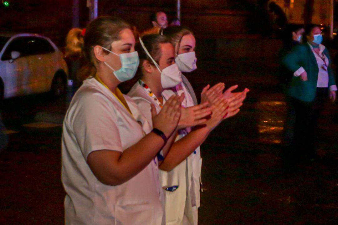 Los sanitarios devuelven los aplausos que les tributa la sociedad todos los días.