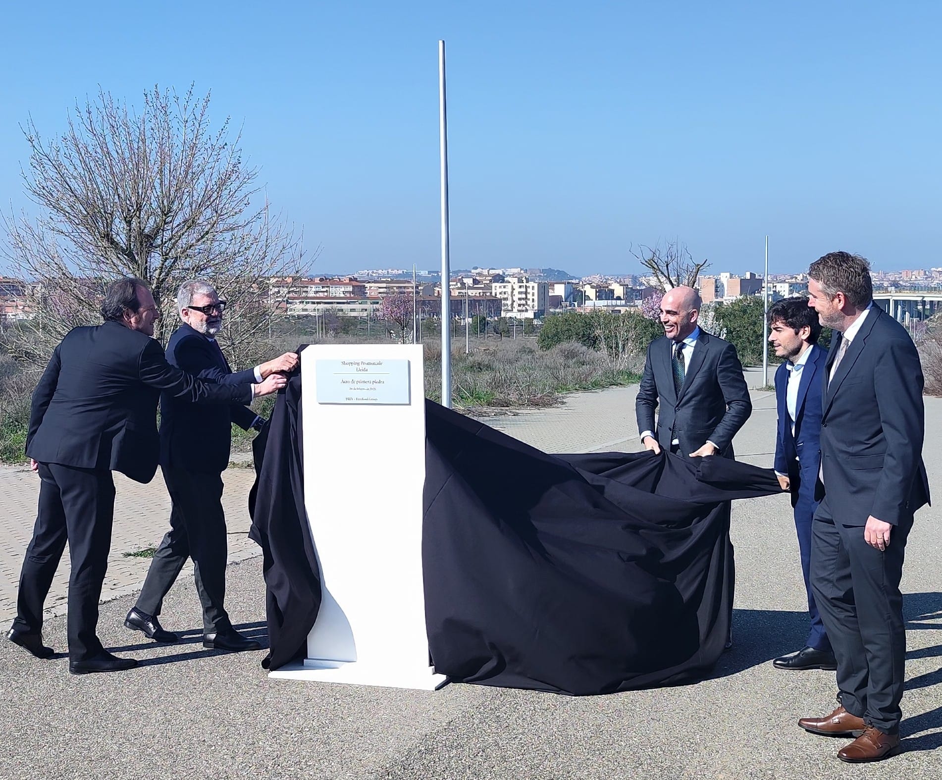 La primera pedra del parc comercial Shopping Promenade Lleida a Torre Salses ha estat en realitat el descobriment d'una placa commemorativa.