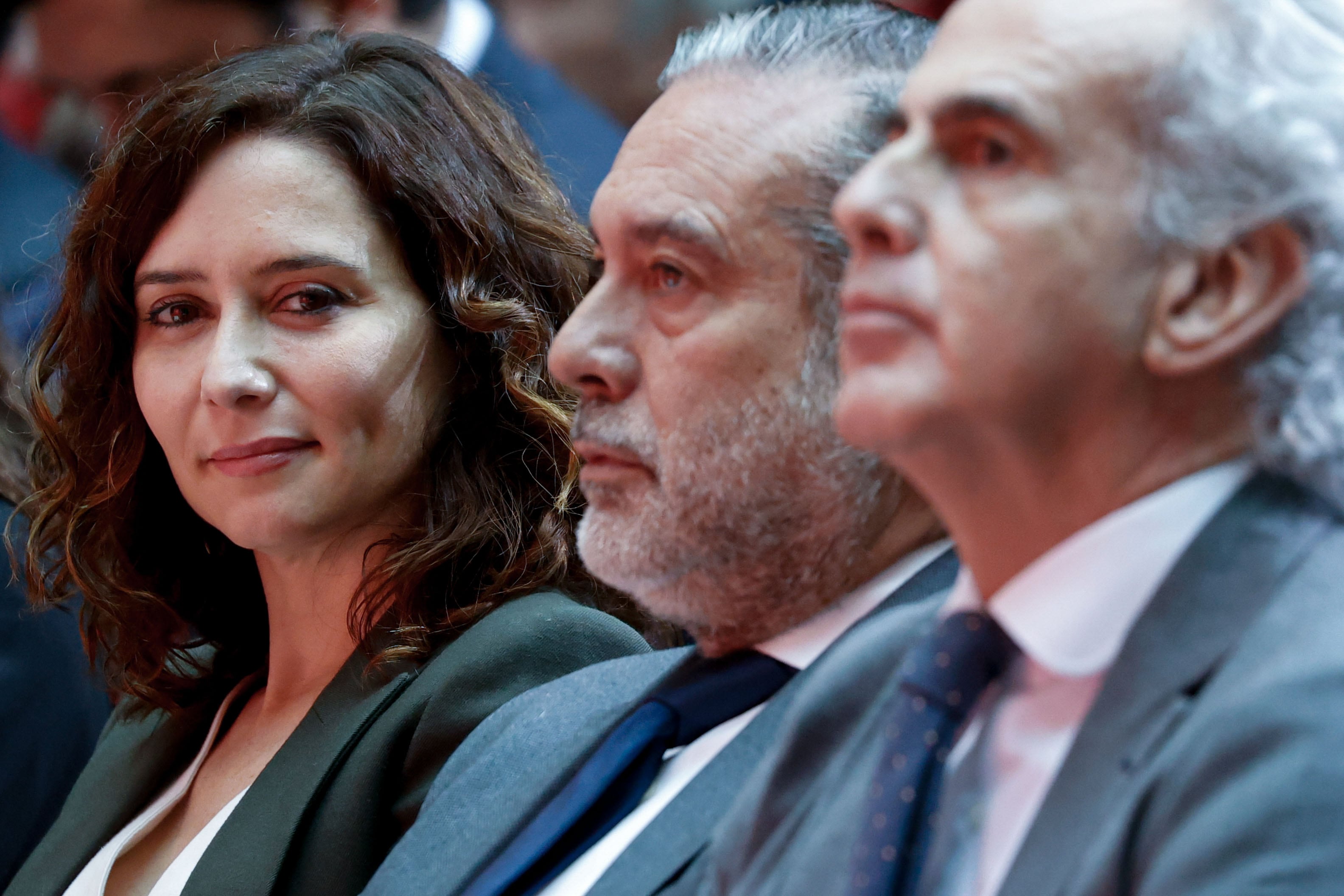 La presidenta de la Comunidad de Madrid, Isabel Díaz Ayuso (i) asiste al acto de conmemoración del XXV aniversario de la creación del Centro de Emergencias Madrid 112 celebrado este martes en la Casa de Correos.