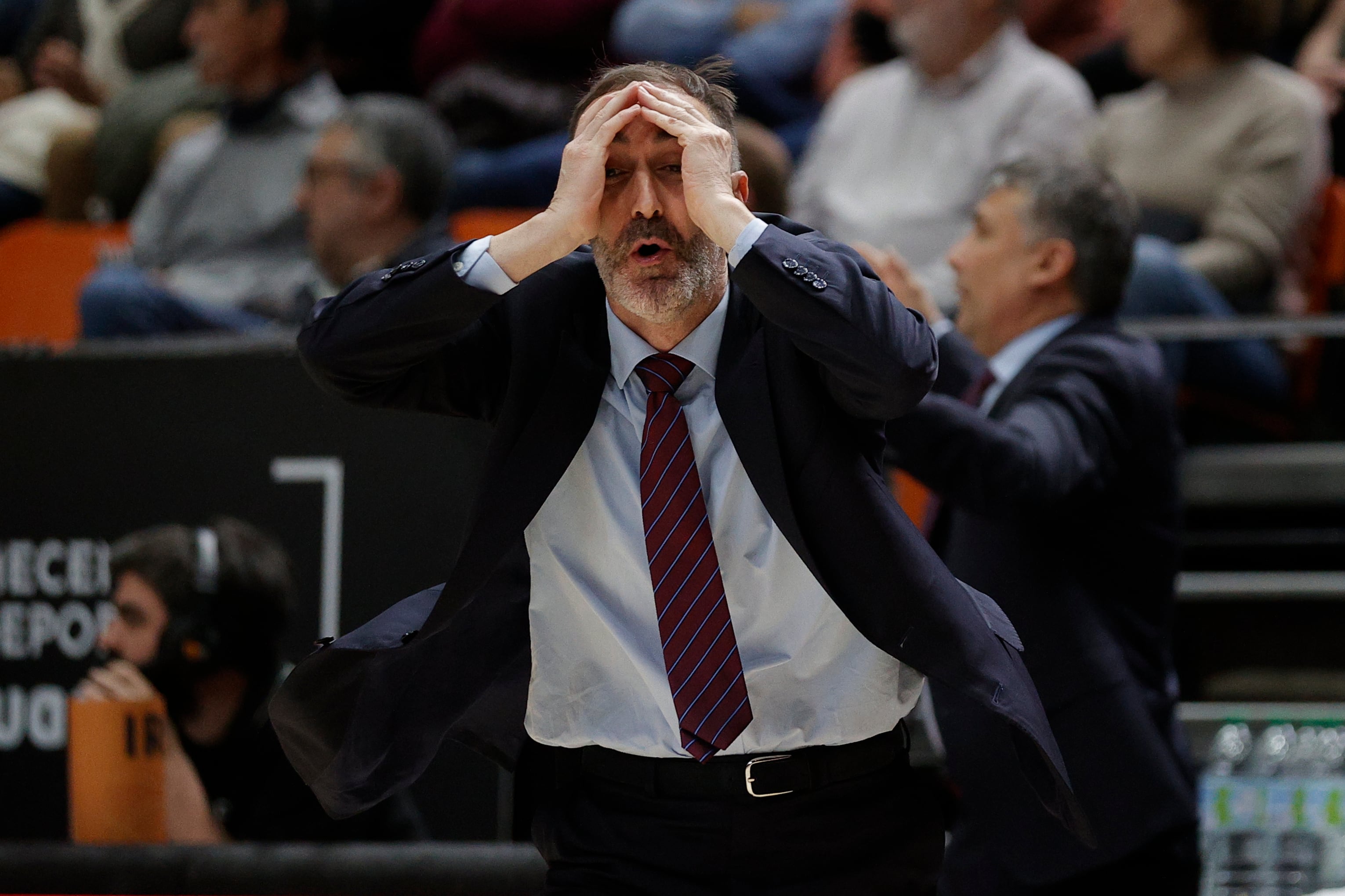 GRAFCVA9572. VALÈNCIA, 24/03/2024.- El entrenador del UCAM Murcia, Alfonso &quot;Sito&quot; Alonso, reacciona en la banda durante el partido ante el Valencia Basket correspondiente a la jornada 26ª de la Liga ACB jugado esa tarde en el pabellón de la Fuente de San Luis de València. EFE/Manuel Bruque
