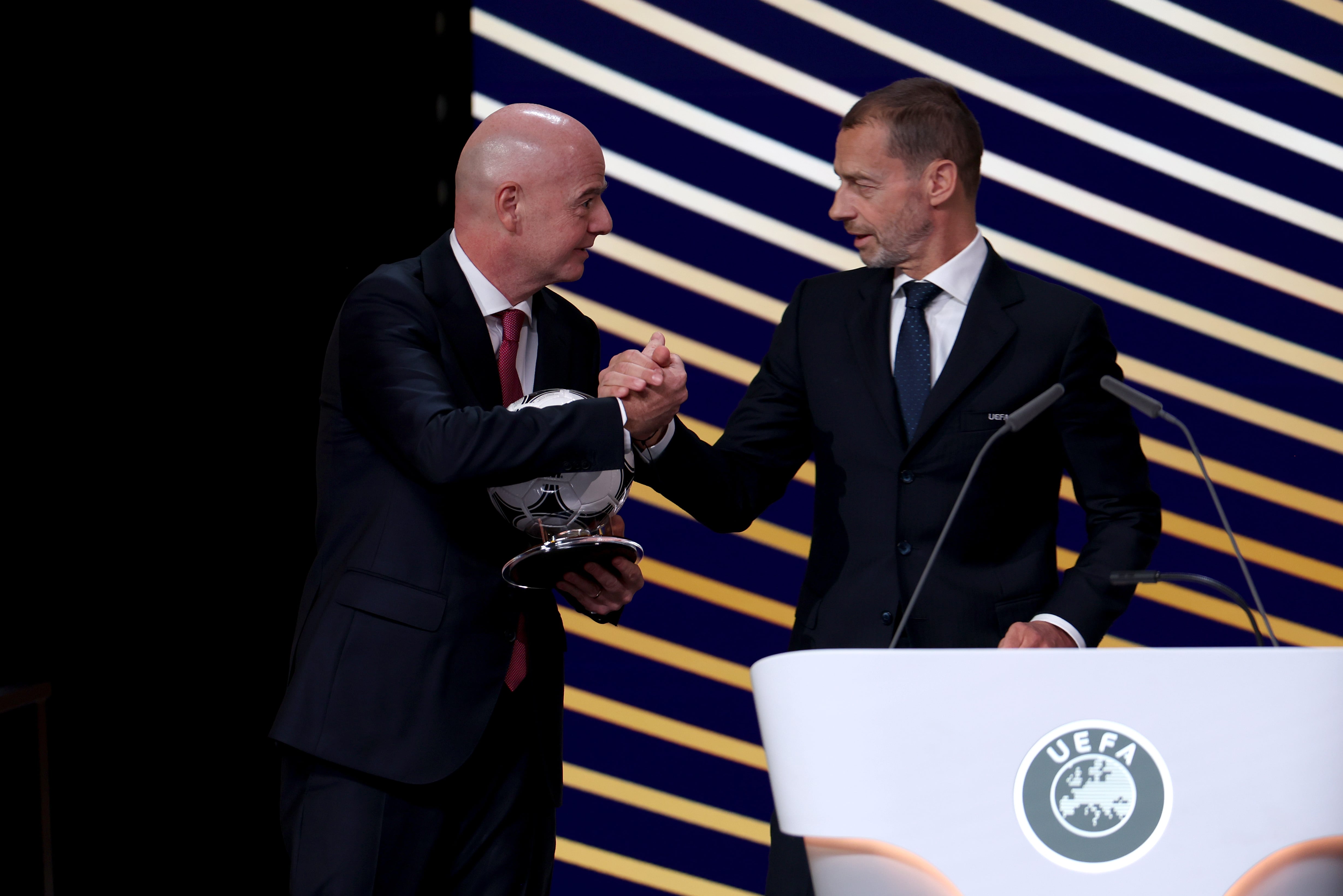 Gianni Infantino y Aleksander Ceferin, en el 50º Congreso de la UEFA