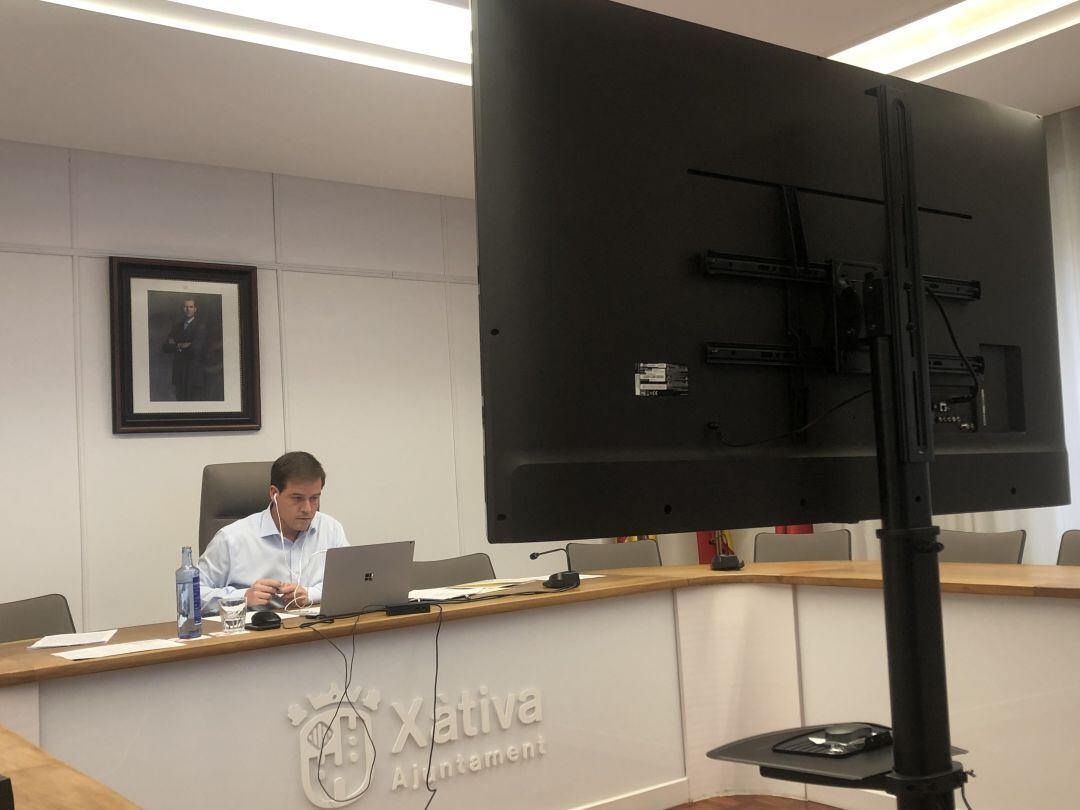 El alcalde en el pleno del mes de abril.