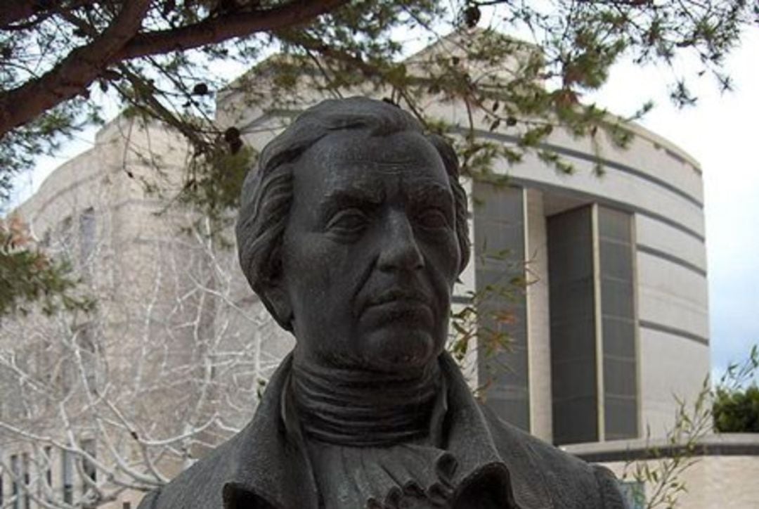 Busto situado en la Facultad de Medicina de la Universidad Miguel Hernández de San Juan de Alicante 