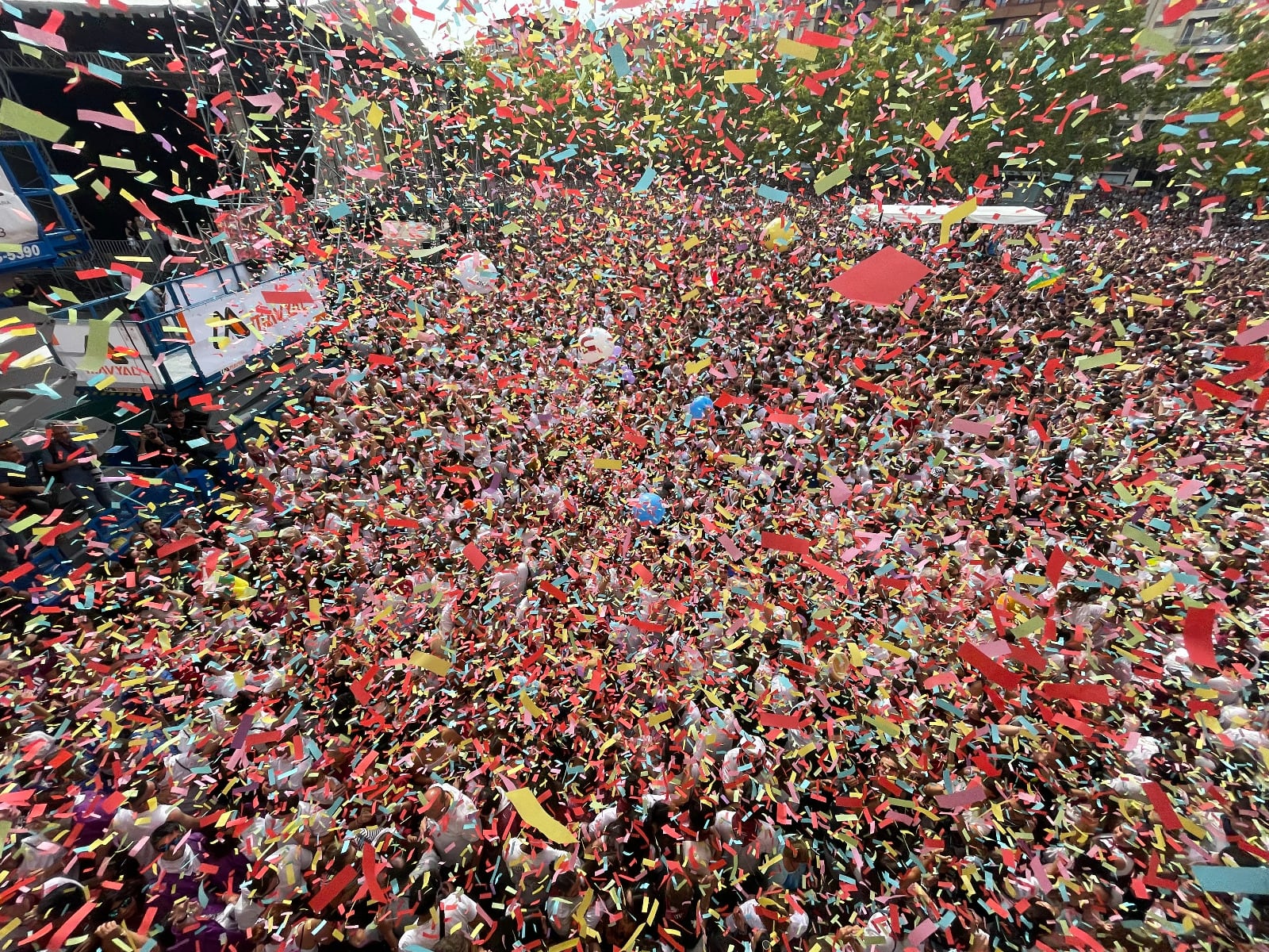 Disparo del cohete en la plaza del Ayuntamiento de Logroño con motivo de las fiestas de San Mateo.