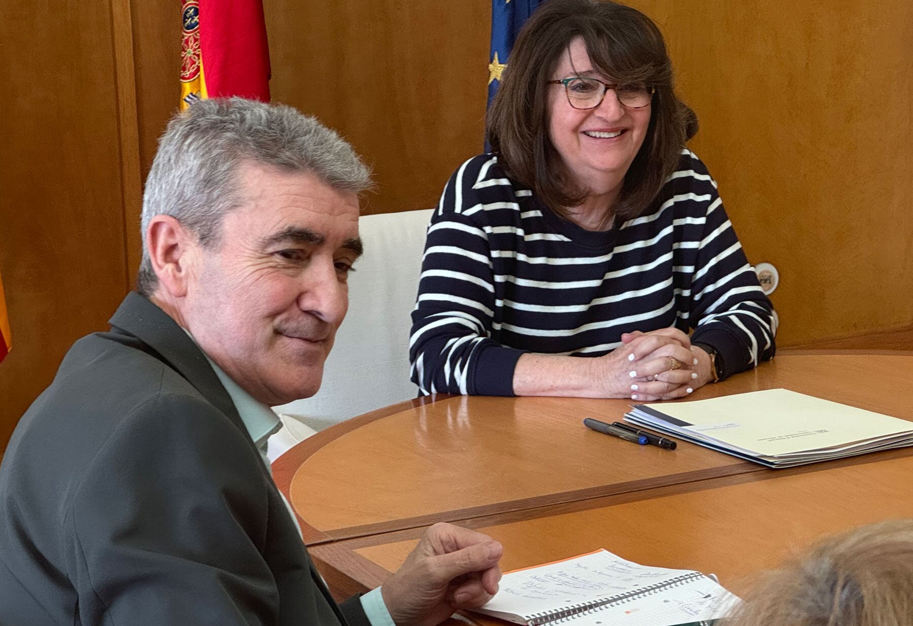 Alfredo Rizo, gerente del departamento de Salud de Alcoy y la rectora de la Universidad de Alicante, Amparo Navarro, en plena reunión